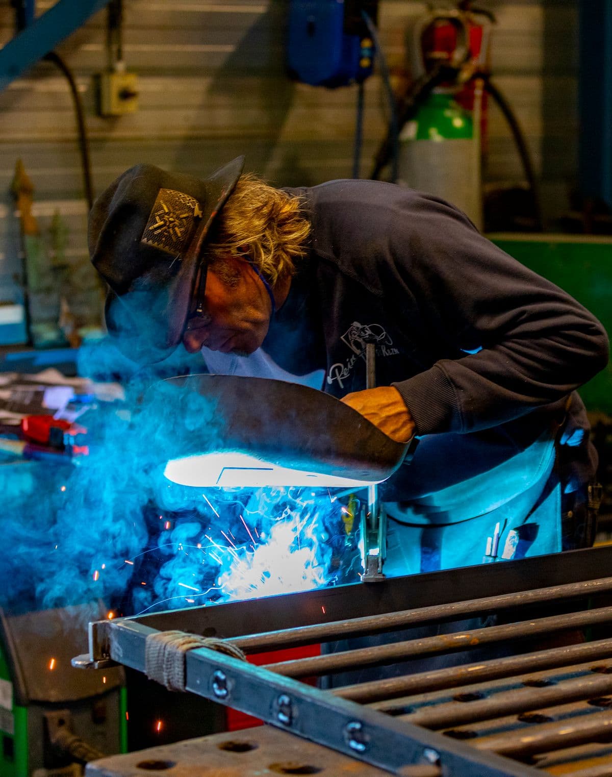 Metallbauer beim Schweißen